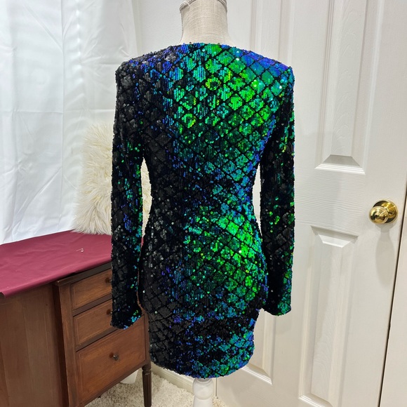 long sleeved body con sequined dress. Size S - Picture 4 of 5